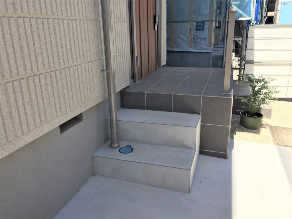 岡崎市のエクステリア工事 駐車場からの動線を考慮したポーチステップ
