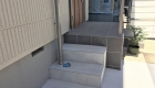 愛知県岡崎市の新築エクステリア：モルタル仕上げのサブ階段
