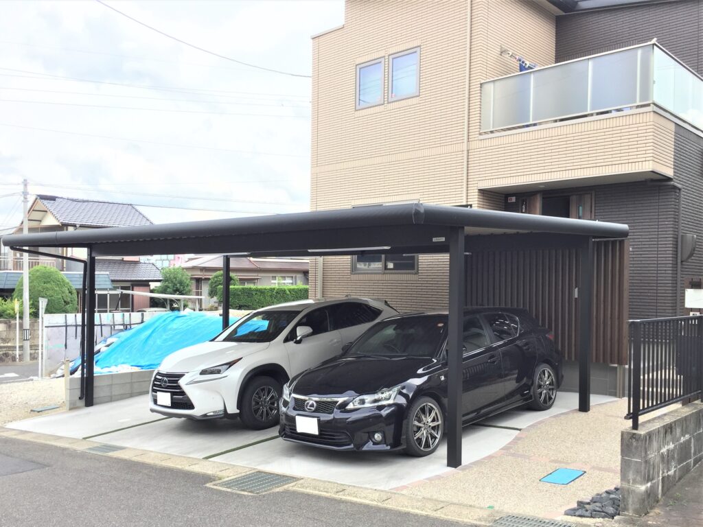 豊田市 3台用折半カーポートの全景と駐車スペース