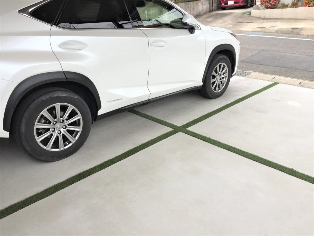 豊田市 駐車場コンクリート目地の鮮やかな人工芝アクセント