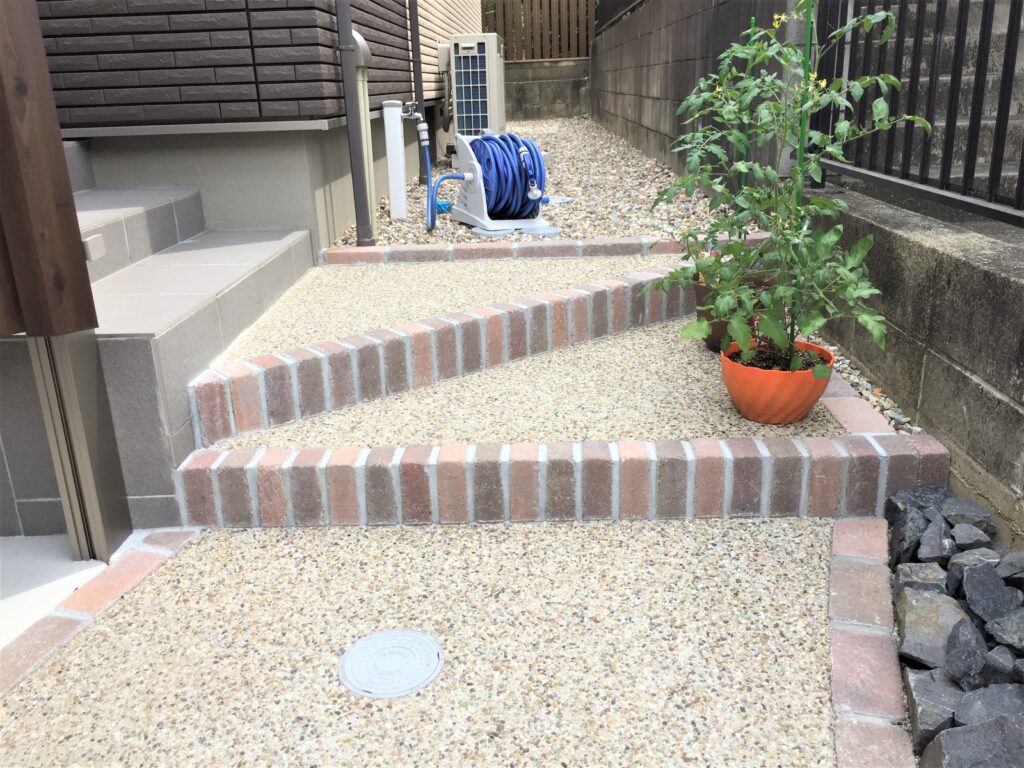 豊田市 3色ミックスレンガと洗出し仕上げのナチュラルアプローチ