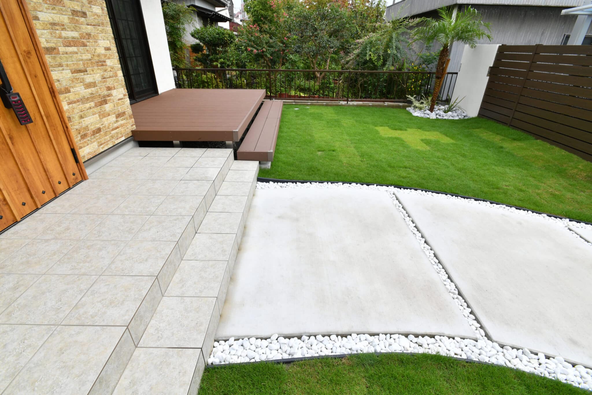 素材にこだわったエレガントなバリ風リゾート外構 西尾市のエクステリア 外構専門店ライフ ランド 愛知県全域で施工中