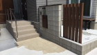 愛知県岡崎市の新築エクステリア：門周りのアクセントとして階段下に乱形石貼り