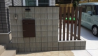 愛知県岡崎市の新築エクステリア：建物の色味に合わせた化粧ブロックを用いた造作門柱