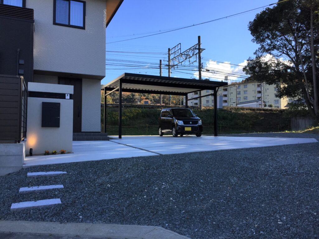 特殊な敷地を生かしたナチュラルモダン外構
