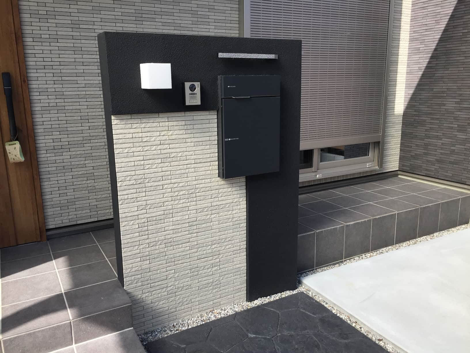 安城市の外構工事写真｜モノトーンデザインの造作門柱で他の家と