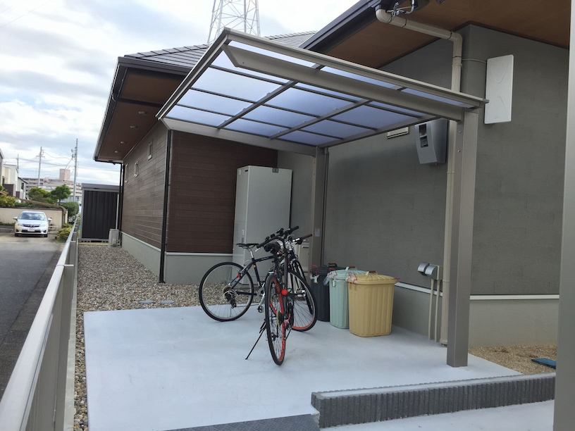 岡崎市の新築エクステリア：ポリカ屋根のサイクルポート