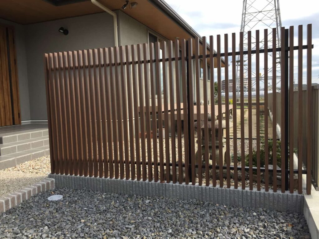 岡崎市の新築エクステリア：スクリーンフェンスでさりげない目隠し