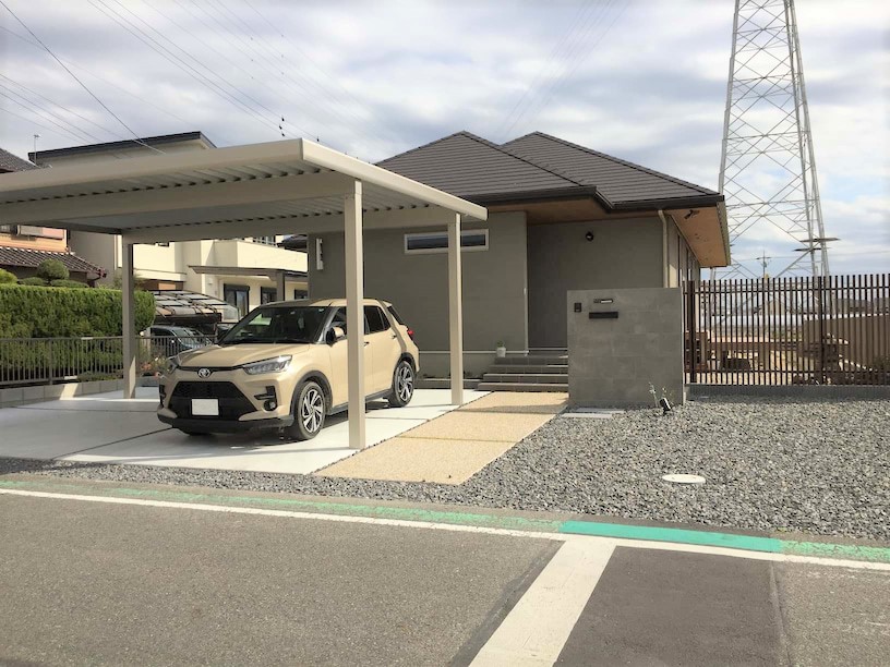 岡崎市の新築エクステリア：ウッドデッキでお家とお庭を繋ぐ外構デザイン