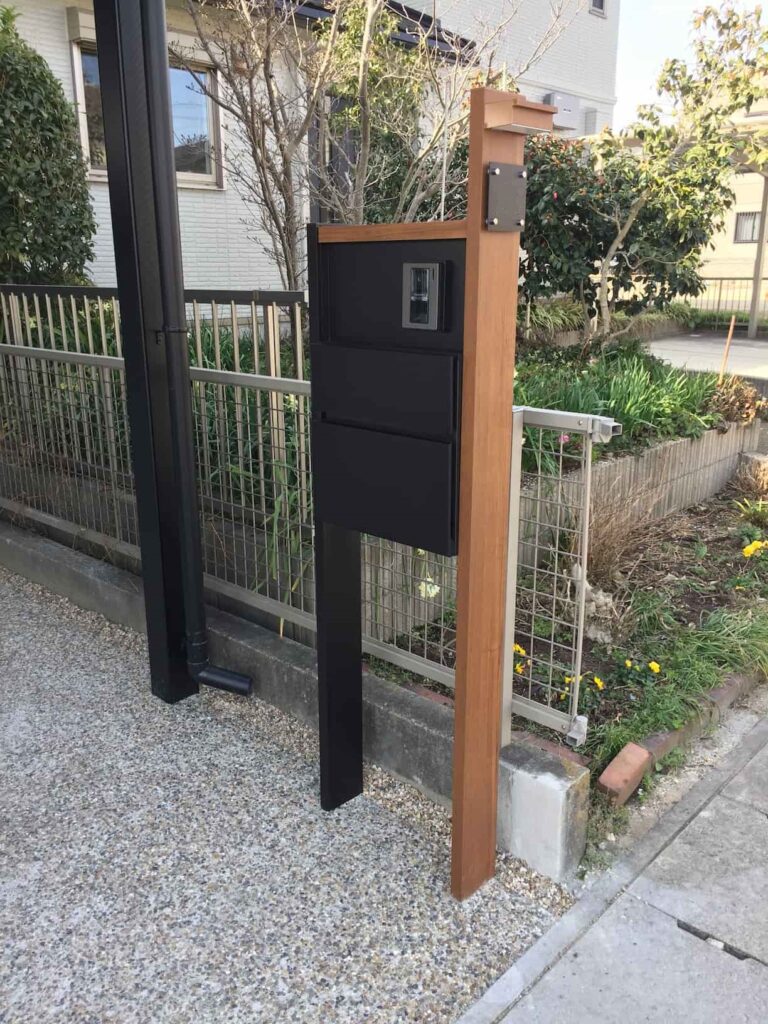 豊田市の新築エクステリア：子世帯の機能門柱