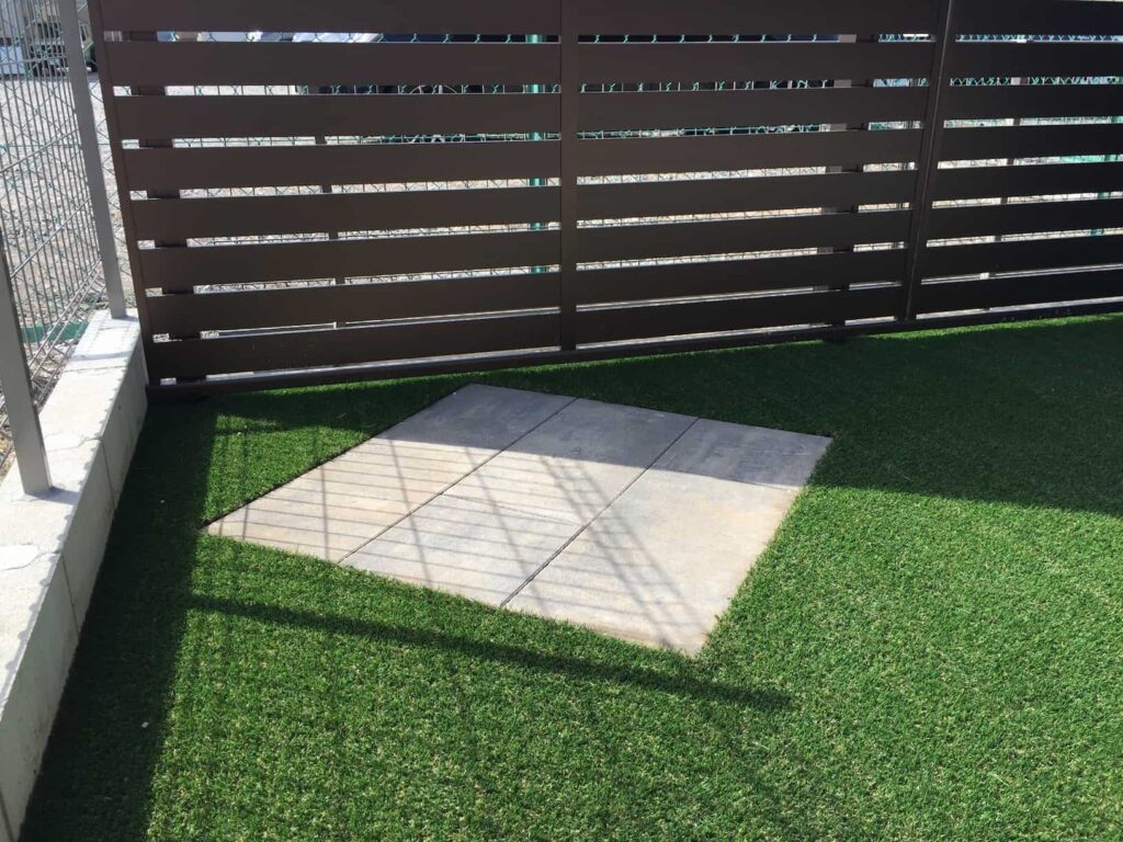 豊田市の新築エクステリア：人工芝の一部をコンクリート平板敷きに