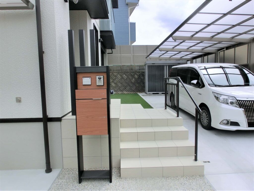 岡崎市の新築エクステリア：宅配ボックス付きの機能門柱