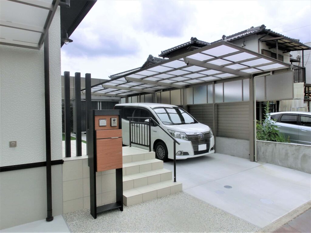 岡崎市の新築エクステリア：目隠しフェンスとサイドパネルの組み合わせで隣地に配慮