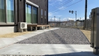 愛知県知立市の新築エクステリア：人が出入りする部分はコンクリートで歩きやすく