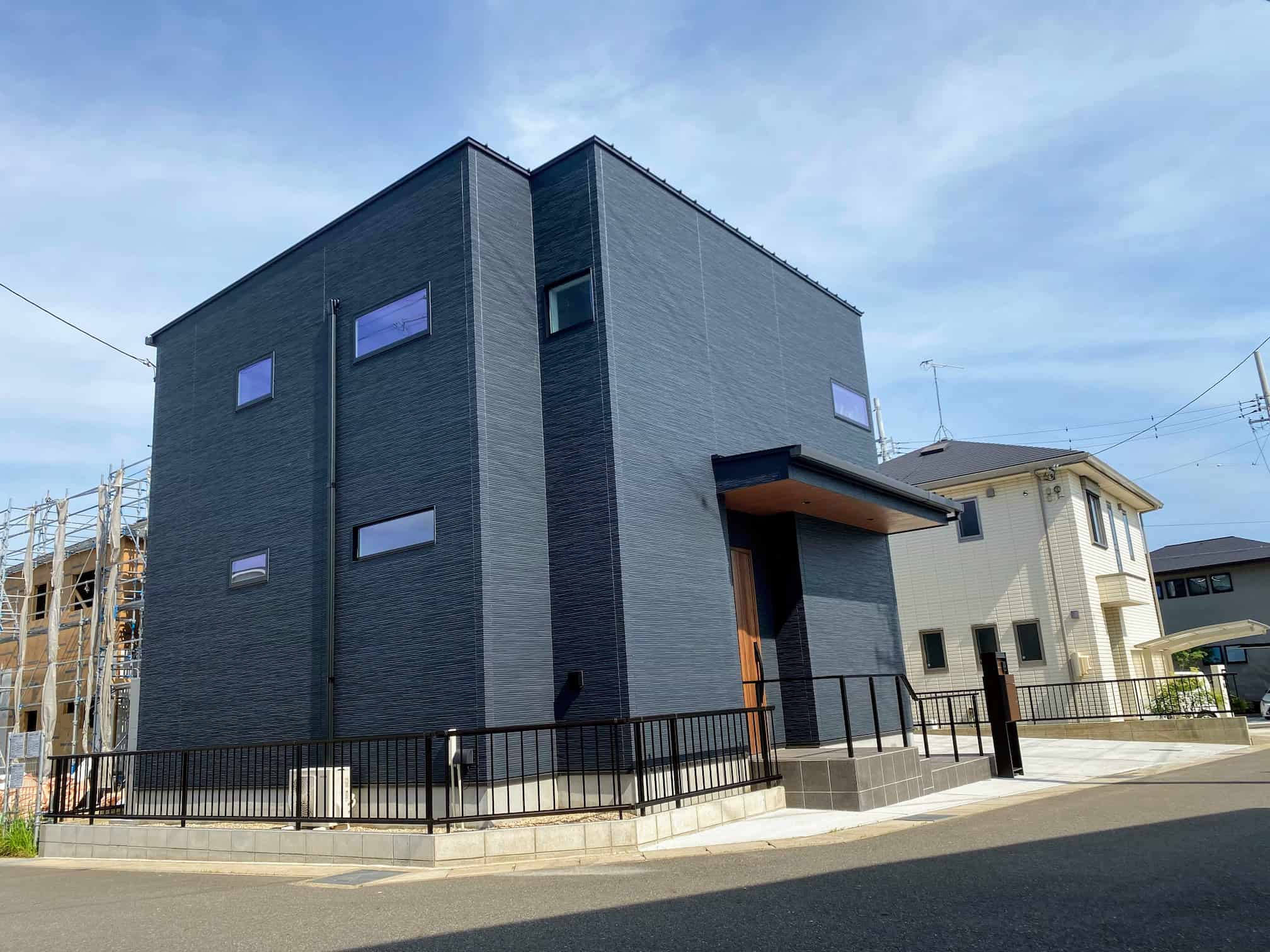 愛知県蒲郡市の新築エクステリア：高低差をカバーするタイルアプローチのあるナチュラルモダン外構