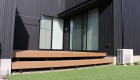 愛知県岡崎市の新築エクステリア：ウッドデッキと人工芝のあるお庭