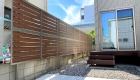 愛知県岡崎市の新築エクステリア：隣地との境界を区切る目隠しフェンス