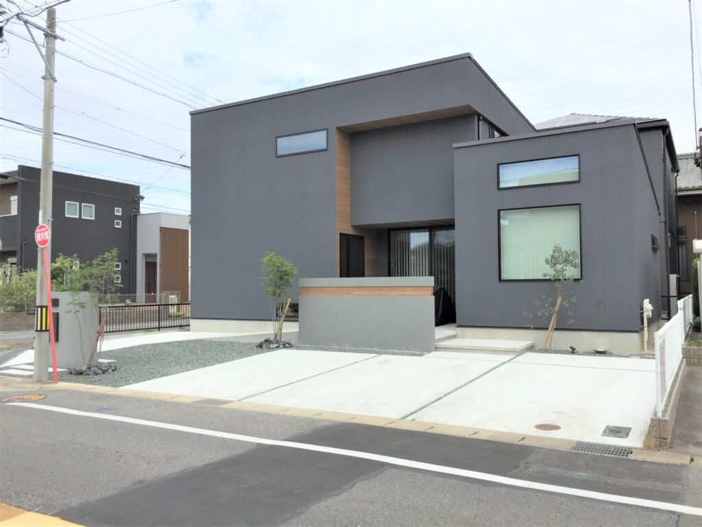岡崎市で施工した土間コンクリートと砕石敷きの広々とした駐車場スペース