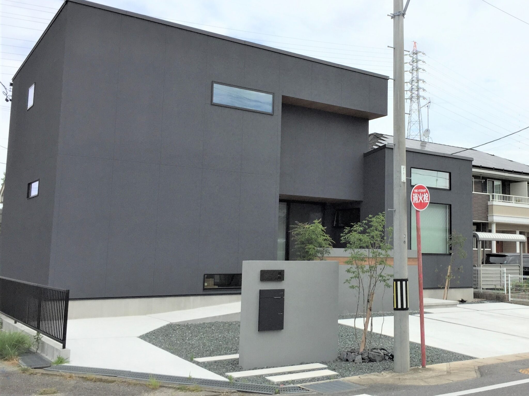 岡崎市のバイク用スロープを備えたナチュラルモダン外構全景