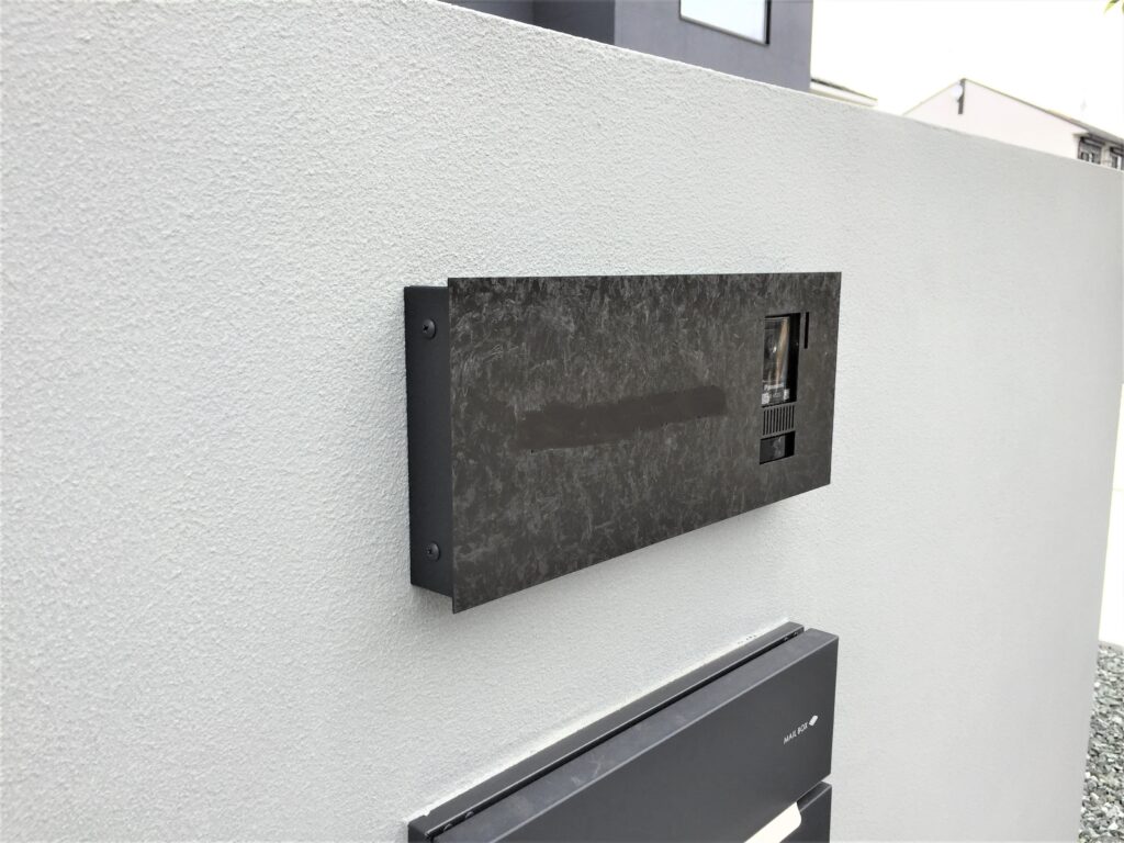 岡崎市の新築外構で門柱に取り付けたスタイリッシュな表札兼用インターホンカバー