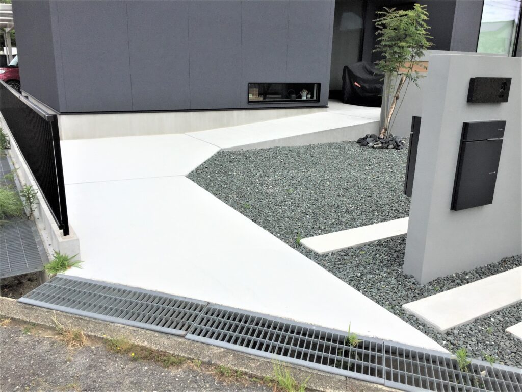 岡崎市新築外構のアプローチに施工された専用バイクスロープ