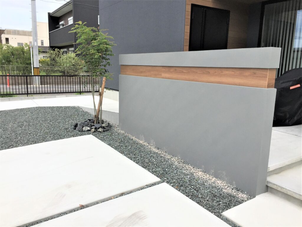 岡崎市住宅の玄関前プライバシーを守る木調パネルアクセントの目隠し門塀