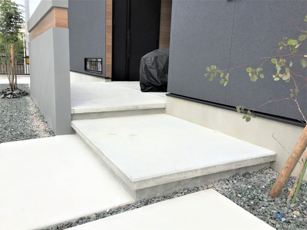岡崎市住宅のアプローチに設けた高級感ある蹴込階段