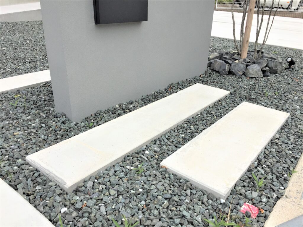 岡崎市新築外構のポスト下アプローチに敷き詰めたコンクリート平板