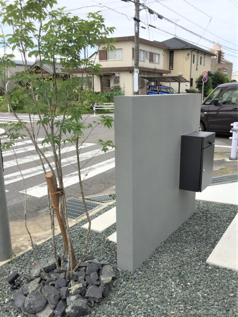 岡崎市外構の電柱や門柱まわりに立体配置されたシマトネリコ等の植栽