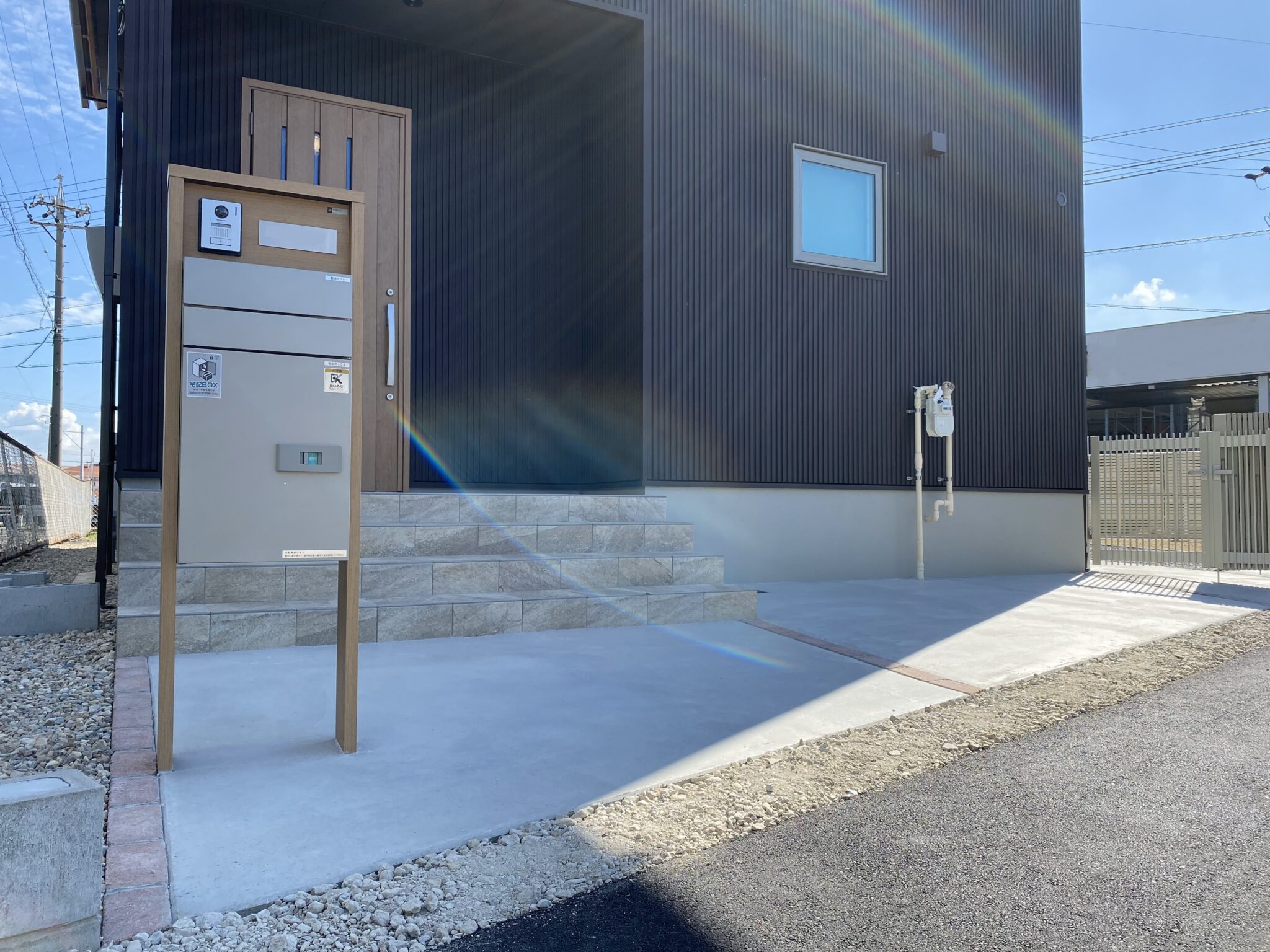 知立市に設置した木調カラーがおしゃれな宅配ボックス一体型機能門柱