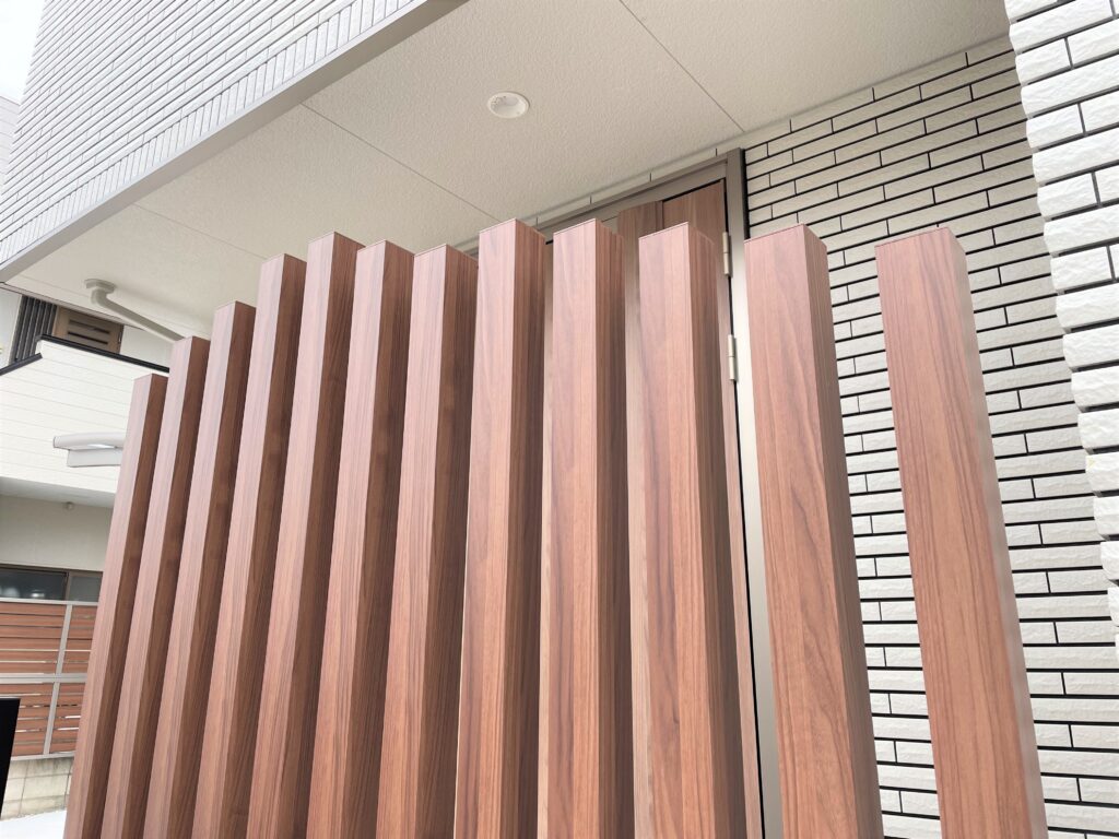 岡崎市新築外構の玄関ポーチ横に安全性を高める高低差をつけた枕木風角柱