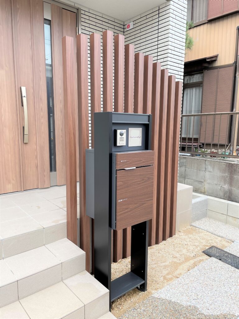 岡崎市のファサードを彩るユニソン宅配ボックス一体型木目調機能門柱と二世帯表札