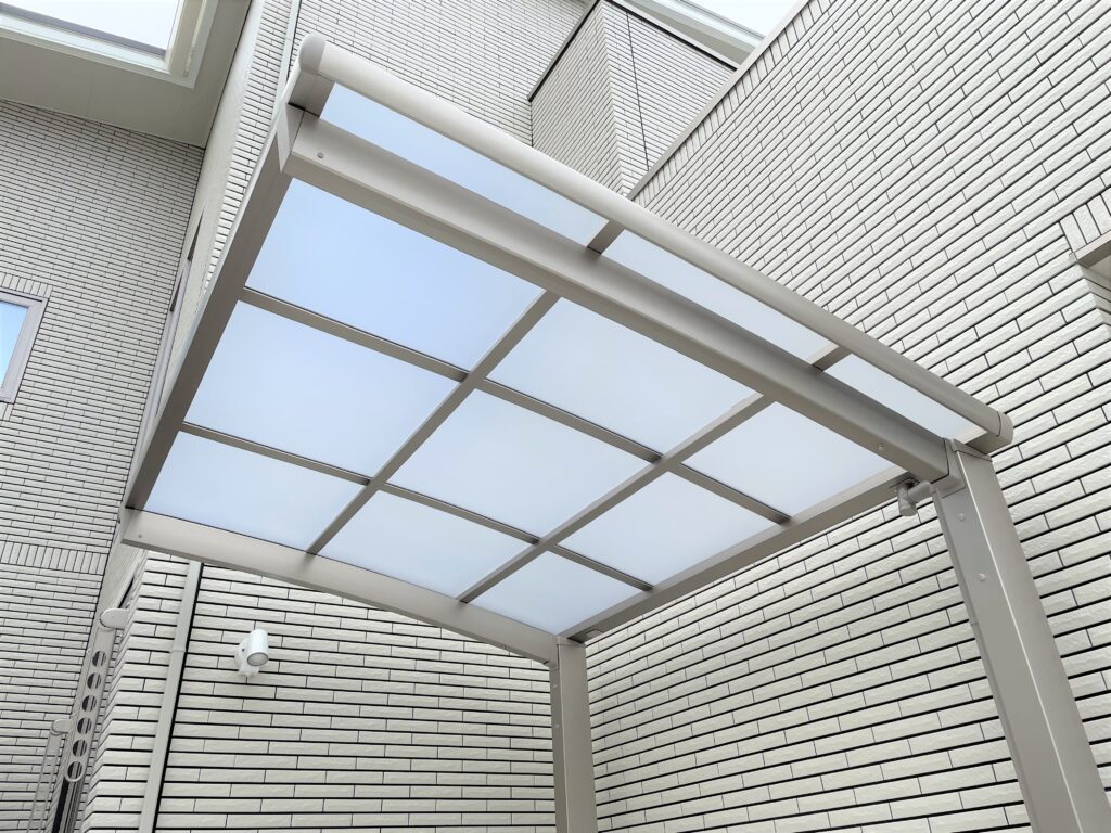 岡崎市の敷地内に設置された雨や紫外線から自転車を守るアーチ屋根のサイクルポート