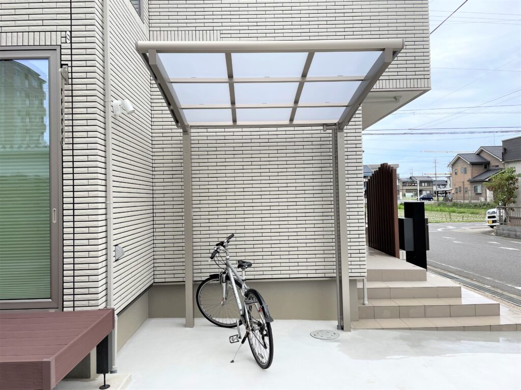 岡崎市で住宅サッシカラーと同色に揃えたLIXILネスカRミニのサイクルポート