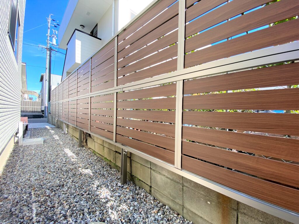 岡崎市の庭周りのプライバシーを守るルーバー構造の目隠しフェンス施工例