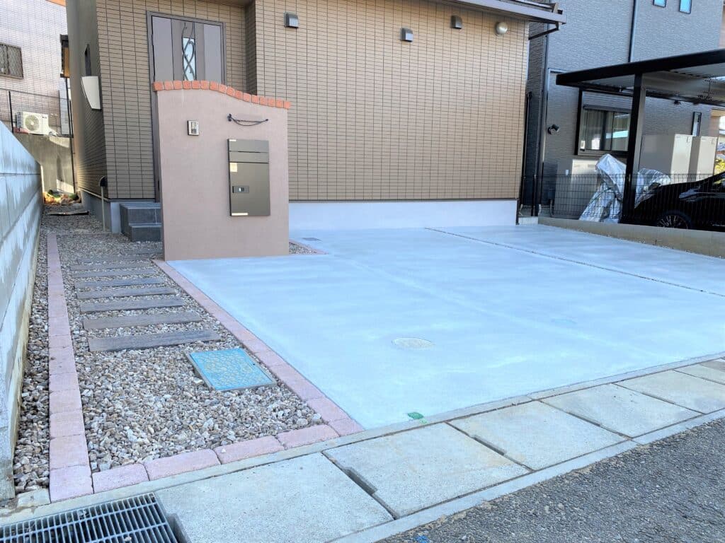 岡崎市で施工したコンクリート製擬木枕木と茶砕石の飛び石風玄関アプローチ