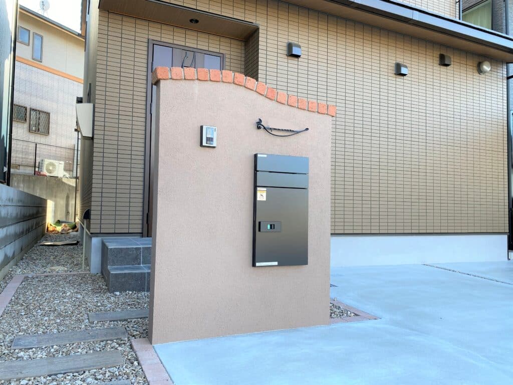 岡崎市の新築外構で設置したジョリパット仕上げとアール天端の目隠し幅広門柱