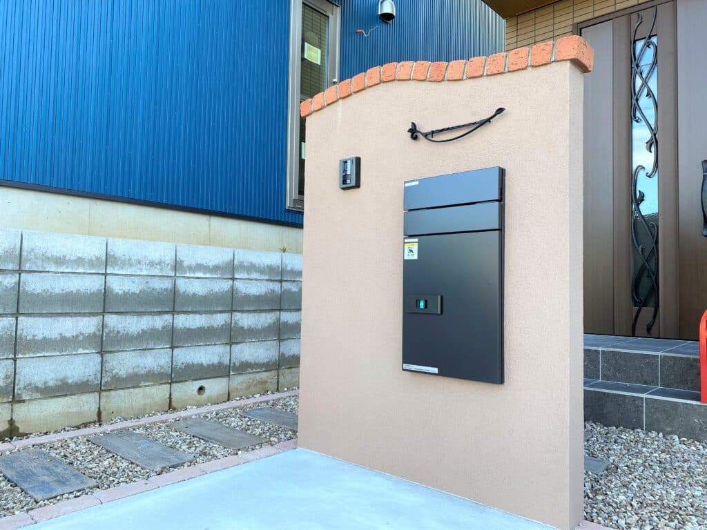 岡崎市の造作門柱に埋め込んだYKK AP製宅配ボックスとアール天端の施工風景