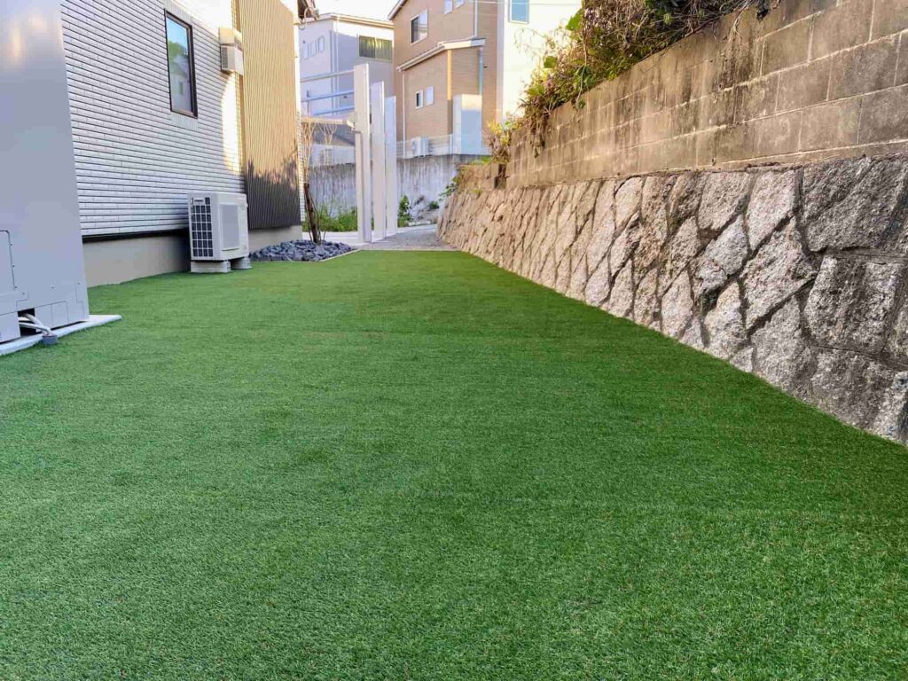 東浦町の敷地を活用した緑が美しい人工芝のお庭スペース