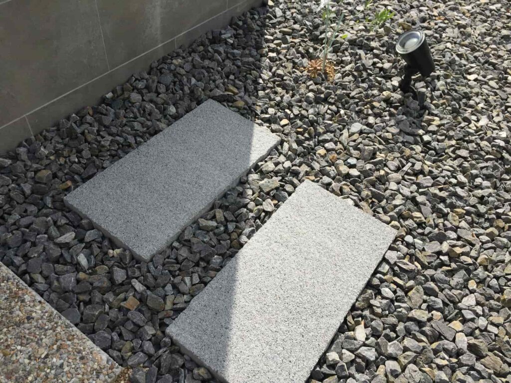 岡崎市の新築外構における門柱とコンクリート平板