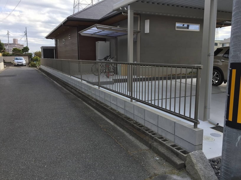 岡崎市の新築外構で採用した縦格子アルミフェンス