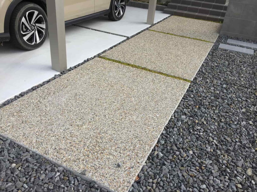 岡崎市O様邸の洗い出し仕上げの玄関アプローチ