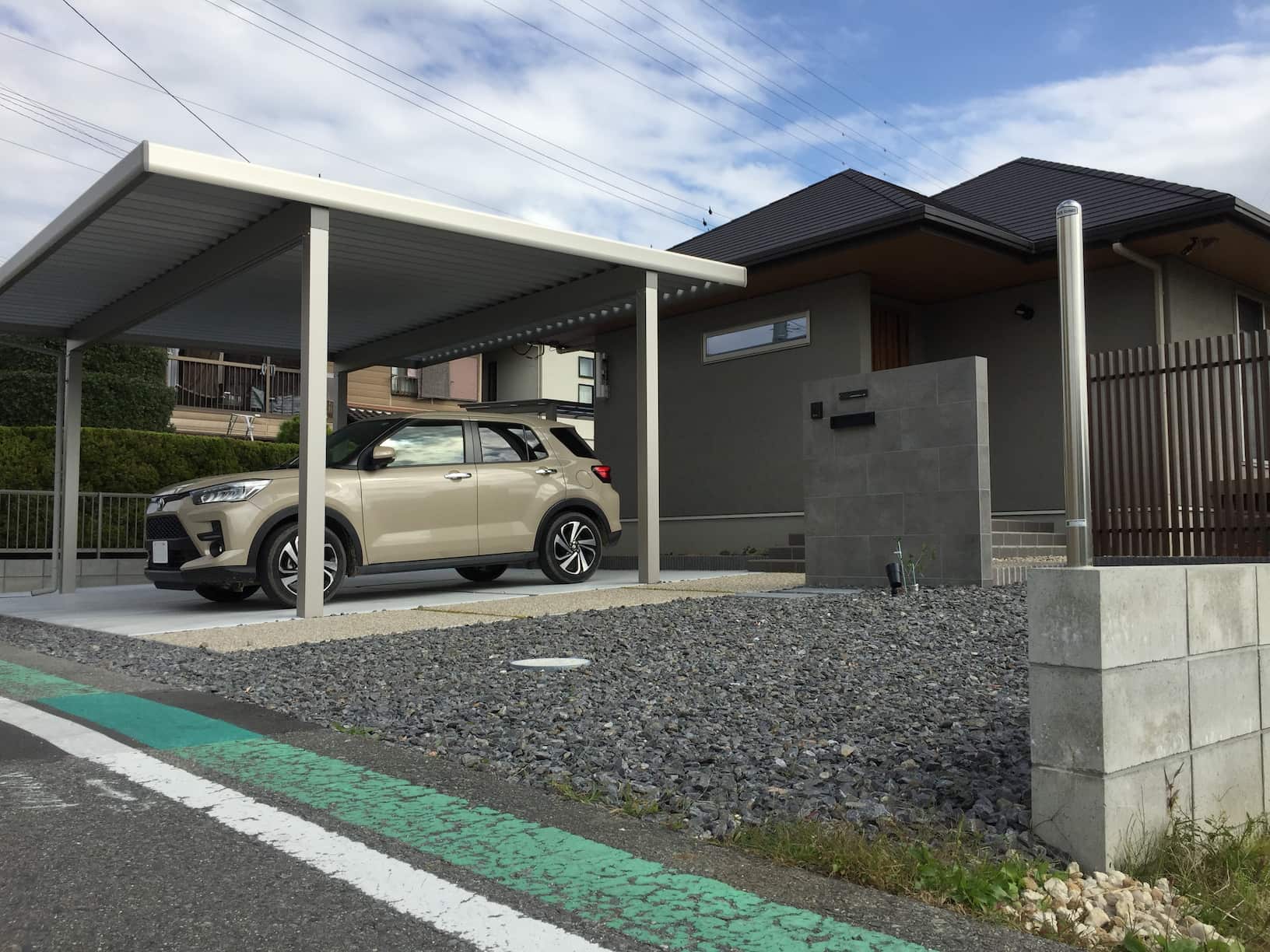 岡崎市の新築外構に設けた砕石敷きの予備駐車スペース