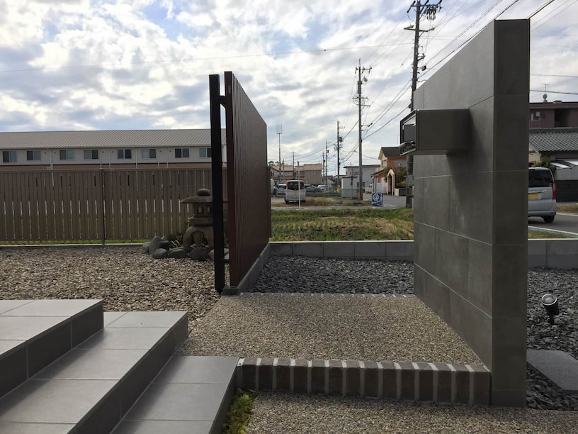 岡崎市の洗い出し仕上げの玄関アプローチ