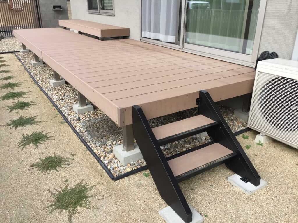岡崎市の新築外構に設置したLIXIL樹ら楽ステージのウッドデッキ