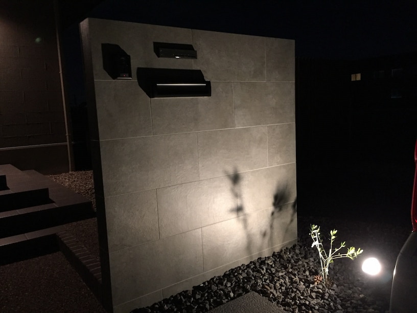 岡崎市の夜間にライトアップされた門