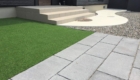 西尾市の新築エクステリア：人工芝とコンクリート平板のお庭