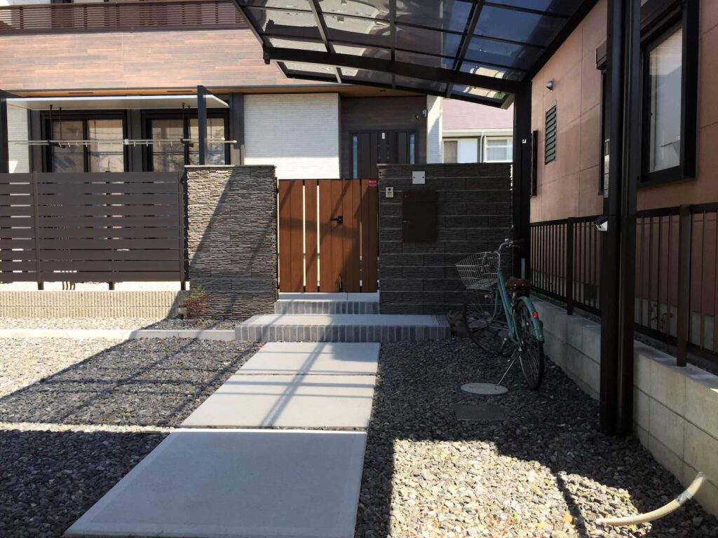 岡崎市の新築エクステリア：駐車場から門扉までの玄関アプローチ