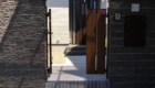 岡崎市の新築エクステリア：親子門扉なら大きい荷物の出し入れも可能に