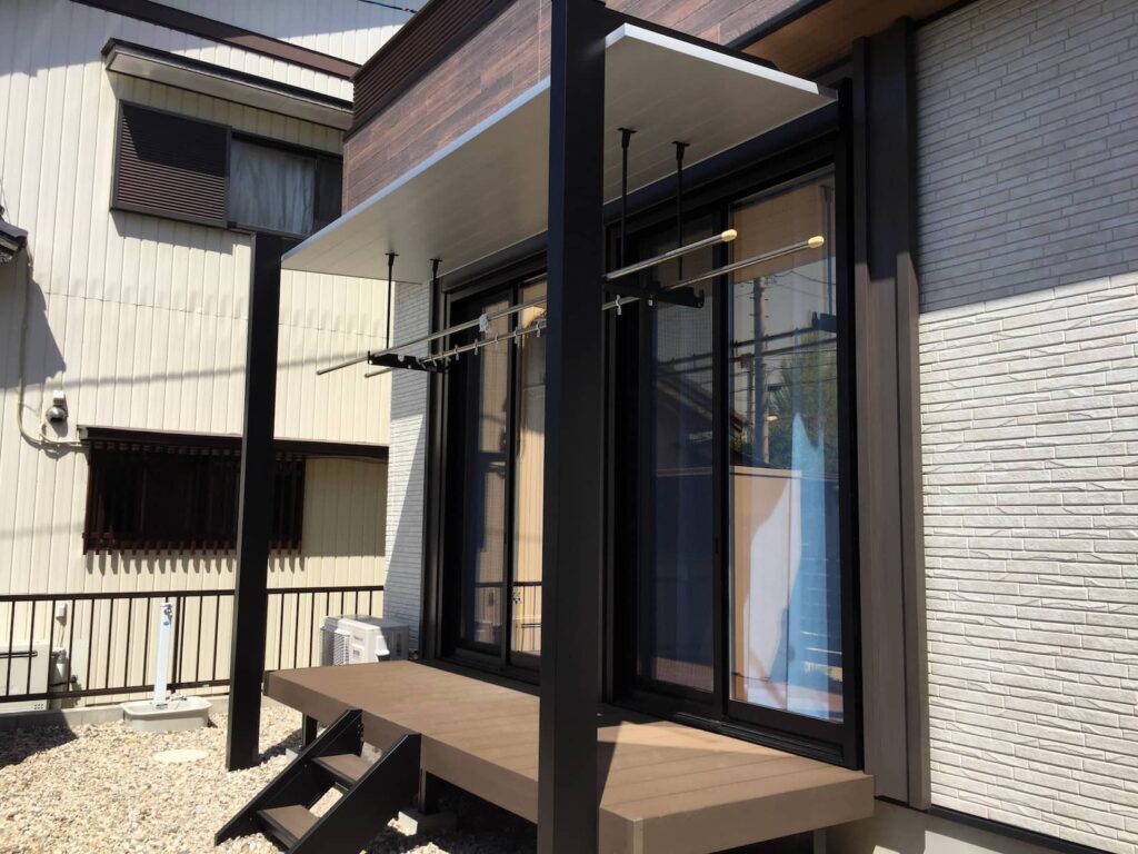 岡崎市の新築エクステリア：テラス屋根で洗濯物も快適に干せます